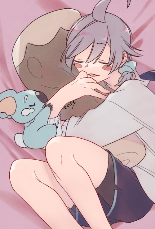 抱き枕を抱えて眠るネッコアラとアロケルのイラスト